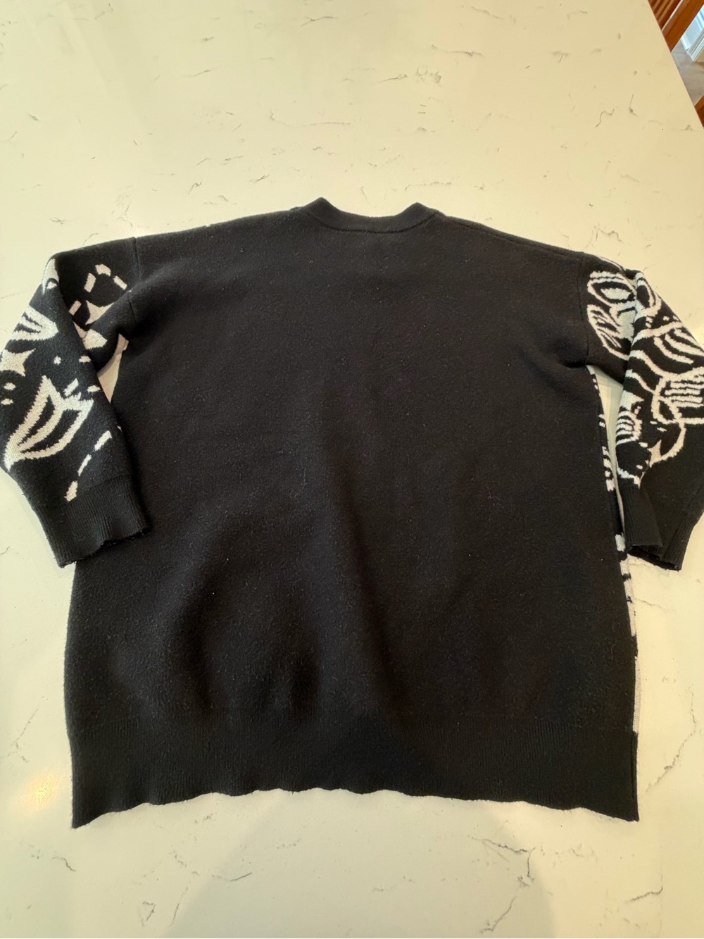 Black and White Graphic Crewneck Sweater - Unbranded - Picture 7 of 9